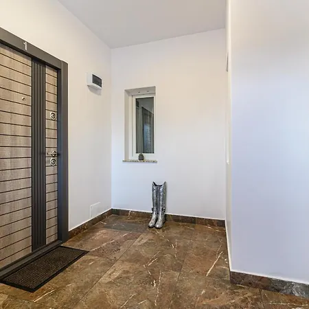 Apartment Casa Aurora 1 *